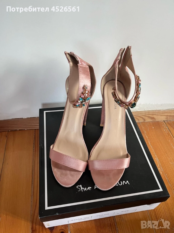 Елегантни розови сатенени сандали с бижу – истински акцент за специални поводи, снимка 1