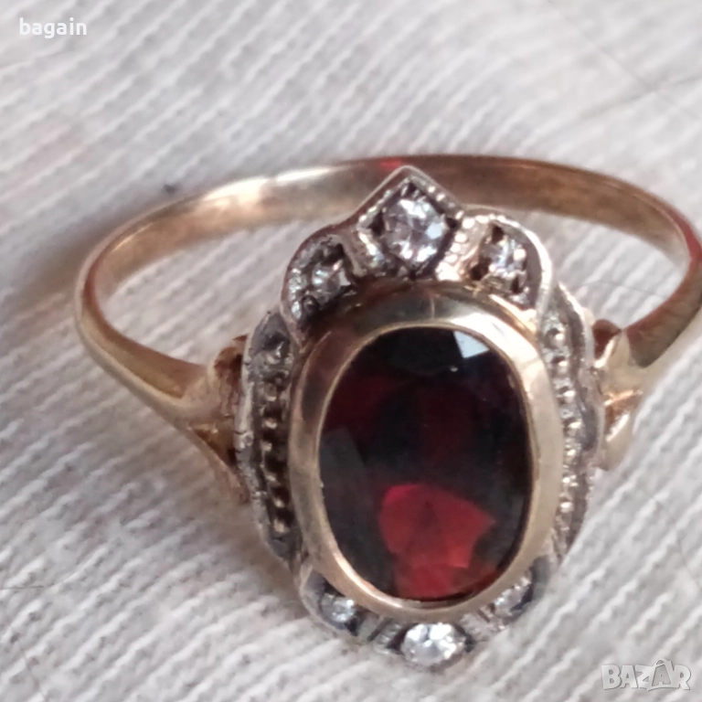 Пръстен с голям гранат и циркони. Сребро с позлата., снимка 1