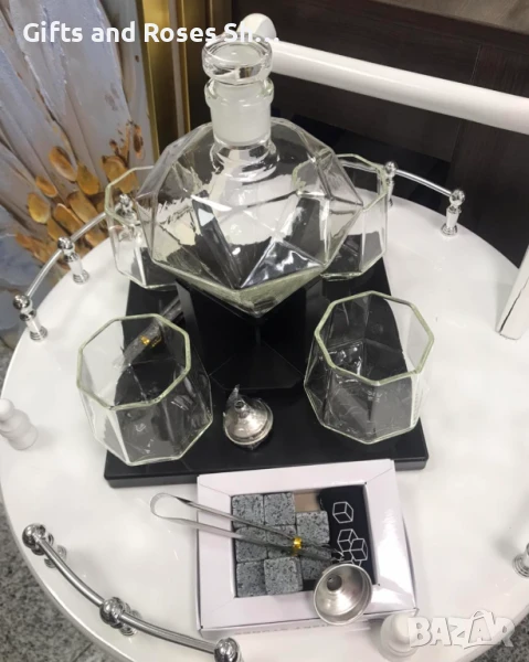 Комплект за уиски - шише на стойка и 4 бр чаши + аксесоари за лед, снимка 1