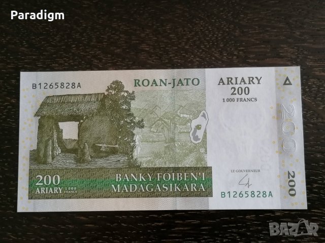 Банкнота - Мадагаскар - 200 ариари UNC | 2004г., снимка 2 - Нумизматика и бонистика - 26262711