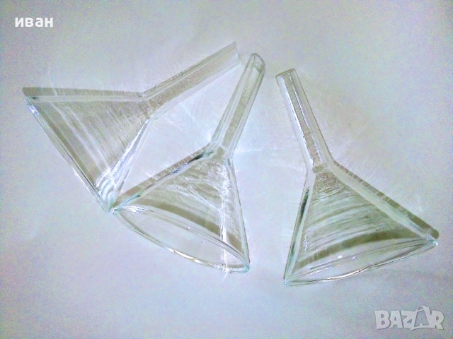 Стъклени лабораторни фунийки 3 броя.