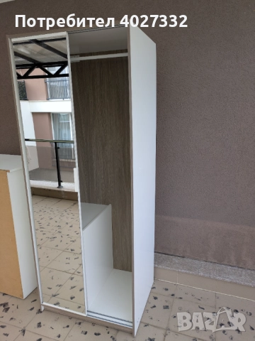 Гардероб с плъзгащи врати и голямо огледало – отлично състояние, снимка 3 - Гардероби - 52435530