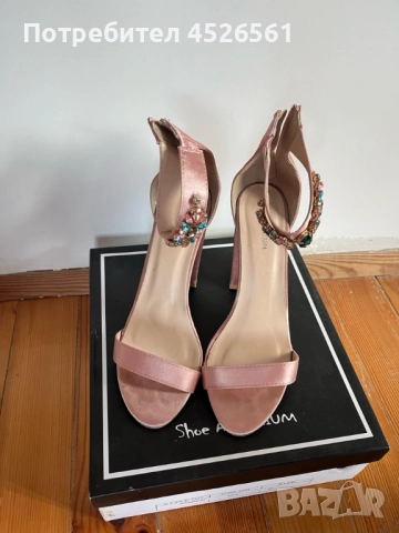 Елегантни розови сатенени сандали с бижу – истински акцент за специални поводи