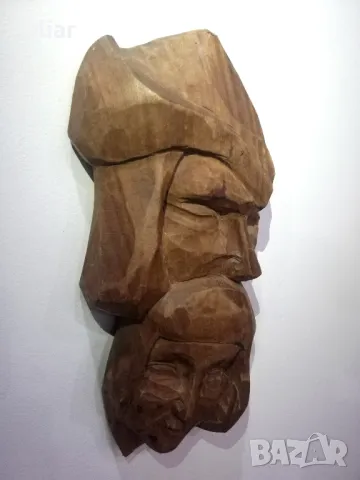 Изключително впечатляваща дървена скулптура на човешки лица.