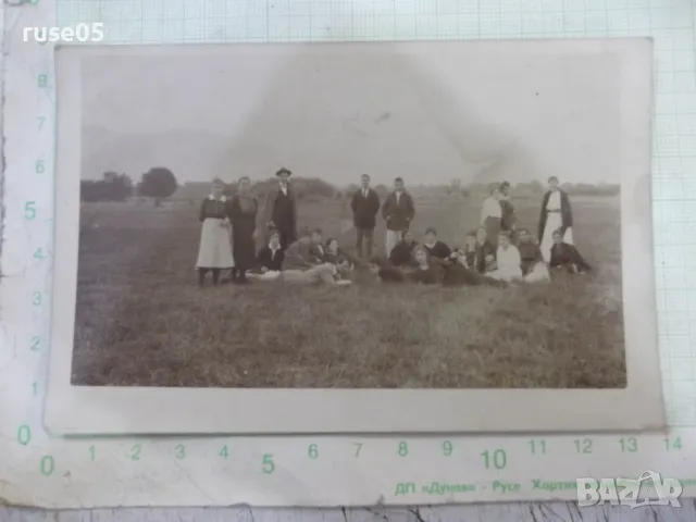 Снимка стара на приятели на излет в полето