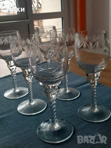 Стъклени чаши за вино