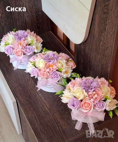 Нежен букет със седемнадесет сапунени цветя от пластичен сапун в бяла кашпа  , снимка 5 - Подаръци за жени - 50494894