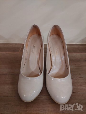 Лачени обувки на ток Tendenz, цвят слонова кост, снимка 3 - Дамски обувки на ток - 39433668