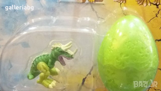 Динозавър с яйце 