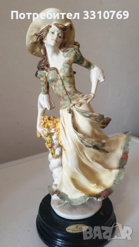 Прекрасна порцеланова статуетка на дама. 