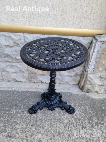 Чудесна антикварна метална помощна градинска масичка 