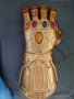 Продавам ръкавицата на Танос в реални размери със светещи камъни