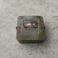 Метална военна кутия  ( войнишки , военни , войнишка , армейска , армейски , military ), снимка 4 - Антикварни и старинни предмети - 38309990