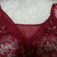 РАЗКОШНА! ВПЕЧАТЛЯВАЩА! УНИКАЛНА червена рокля по тялото с тюл, дантела и камъчета по нея, снимка 5 - Рокли - 42999178