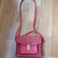 Червена дамска чанта, снимка 1 - Чанти - 43048388