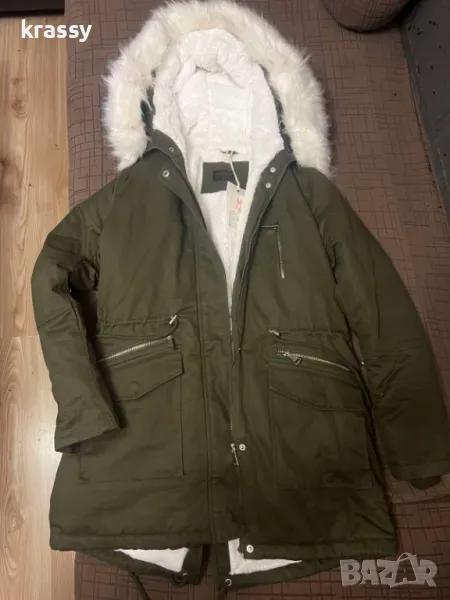 НОВА зимна дамска парка с дебела подплата и качулка (размер М), снимка 1