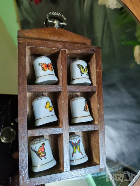 Декоративна поставка  за стена с 6 бр порцеланови напръстници, снимка 1