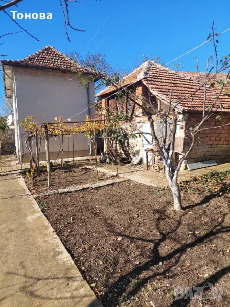 Продавам  двуетажна къща с двор в село Горна Бешовица, снимка 1