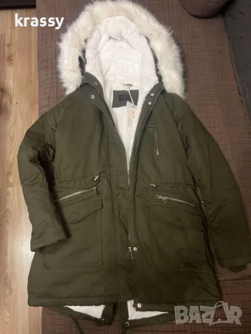 НОВА зимна дамска парка с дебела подплата и качулка (размер М)