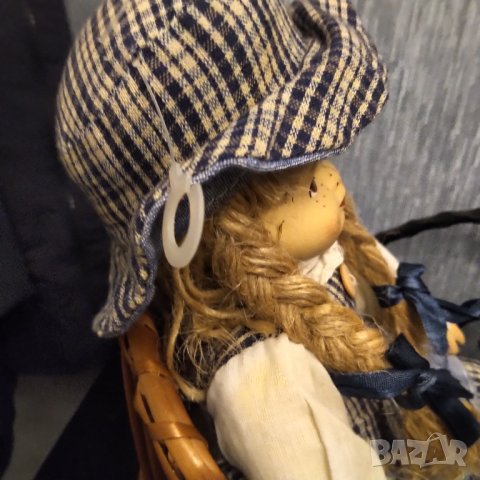Порцеланова кукла ръчна изработка с ратанов стол , снимка 4 - Колекции - 38015685