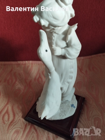 Каподимонте Момиче с пате порцелан бискуит , снимка 4 - Статуетки - 52104034