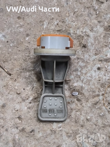 Фасунга мигач мигачи фар за Голф 5 Туран Пасат VW Golf 5 Passat Touran 1K6953123E