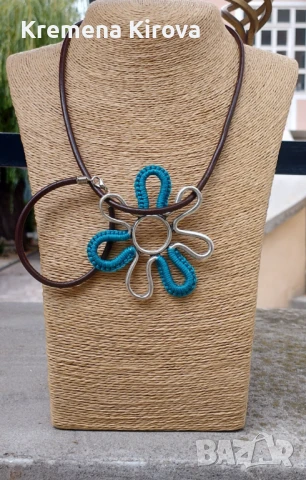 Колие и гривна с масивно цвете и естествена кожа. С плетка., снимка 4 - Бижутерийни комплекти - 50681165