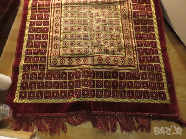 турско молитвено килимче, килимче за молитва за Намаз фон бурдо с красиви златни  флорални мотиви, снимка 3 - Антикварни и старинни предмети - 43170206