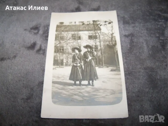 Стара пощенска картичка снимка на ученички в монашески пансион