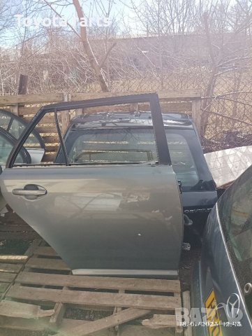 Врати за Тойоти Авенсис: комби, седан, хечбек , снимка 6 - Части - 39353804