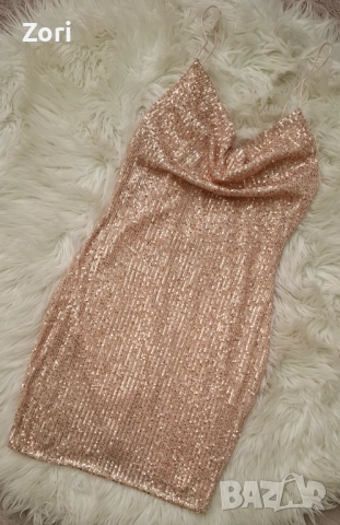 Красива рокля, цялата в златисти пайети