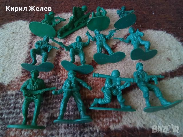 Войници пластмасови 12 броя 51737, снимка 3 - Колекции - 52105571