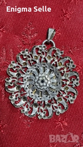 Vintage медальон с изображение на Дева Мария, снимка 2 - Колиета, медальони, синджири - 53359817