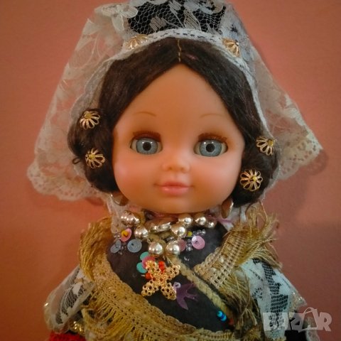 Колекционерска кукла в народни дрехи Folk Artesania Испания Марка 25 см, снимка 2 - Колекции - 43317965