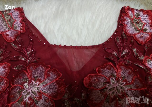 РАЗКОШНА! ВПЕЧАТЛЯВАЩА! УНИКАЛНА червена рокля по тялото с тюл, дантела и камъчета по нея, снимка 5 - Рокли - 42999178