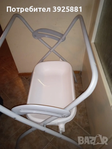 Сгъваема стойка за бебешка вана.