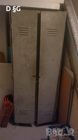 Метален шкаф