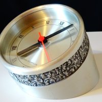 Kienzle немски настолен часовник от калай,орнаменти. , снимка 1 - Антикварни и старинни предмети - 26839469