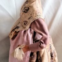 висока фолк кукла издялани рисувани дървени части с плетен кош с билки и кръст на врата Франция, снимка 3 - Колекции - 35481684