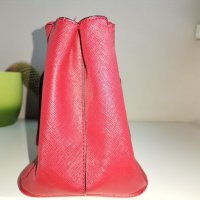 Дамска чанта MANGO, червена, с три разделения, дълга подвижна дръжка, златни ципове, много запазена, снимка 10 - Чанти - 35077096