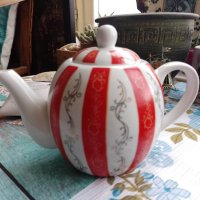 красив порцеланов чайник от Англия, снимка 2 - Аксесоари за кухня - 40343678