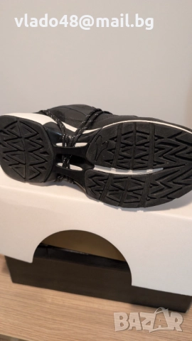 Продавам оригинални мъжки спортни обувки Diadora , снимка 4 - Маратонки - 52146734