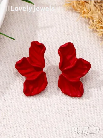 Красиви червени обици три листенца 