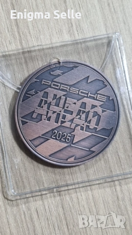 Колекционерски медал или монета с надпис "Porsche" и "2025" - 911 Dakar 