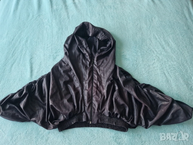 дамско късо шушляково яке с качулка и къс ръкав