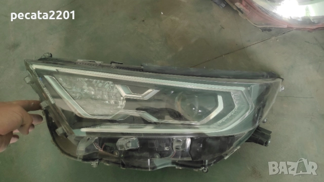 Продавам - оригинален ляв фар за Тойота Рав 4 2020 г. за части