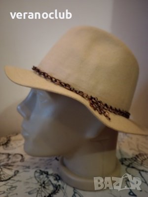 Мъжка филцова шапка с периферия Бежова