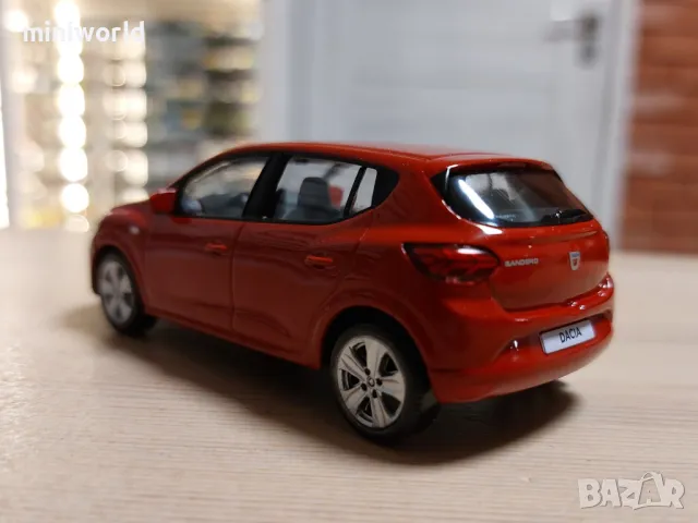 Dacia Sandero III 2020 - мащаб 1:43 на Norev моделът е нов в PVC дисплей-кейс, снимка 3 - Колекции - 49553468