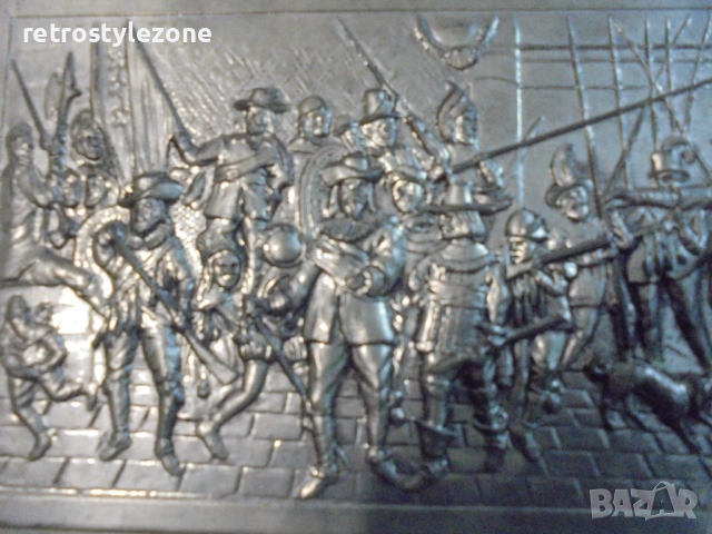 № 8332 Стара кутия от с релефен метален капак  , снимка 5 - Други ценни предмети - 52190449