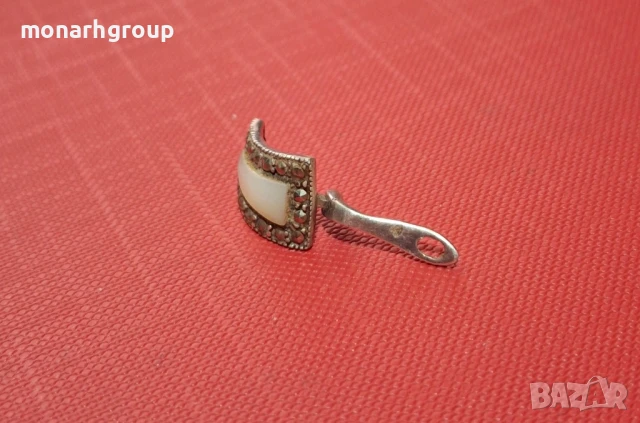 Сребърна обеца ( липсва част от закопчалката)